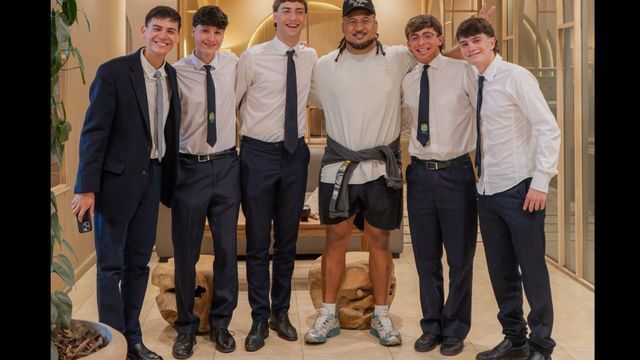 El docente coordinador y los estudiantes del colegio Nueva Siembra, con el hooker de los Wallabies, Brandon Paenga-Amosa.