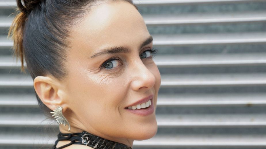 Cuello "halter" y tejido estilo reptil: Jazmín Stuart marcó la tendencia de la próxima temporada con un look total black
