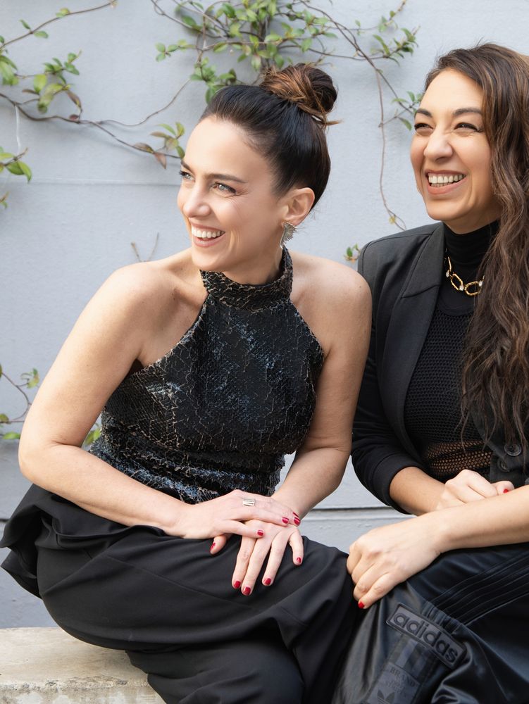Cuello "halter" y tejido estilo reptil: Jazmín Stuart marcó la tendencia de la próxima temporada con un look total black
