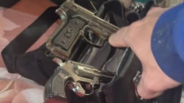 Una pistola 9 milímetros y un revólver calibre .22 quedaron en poder de la Policía.