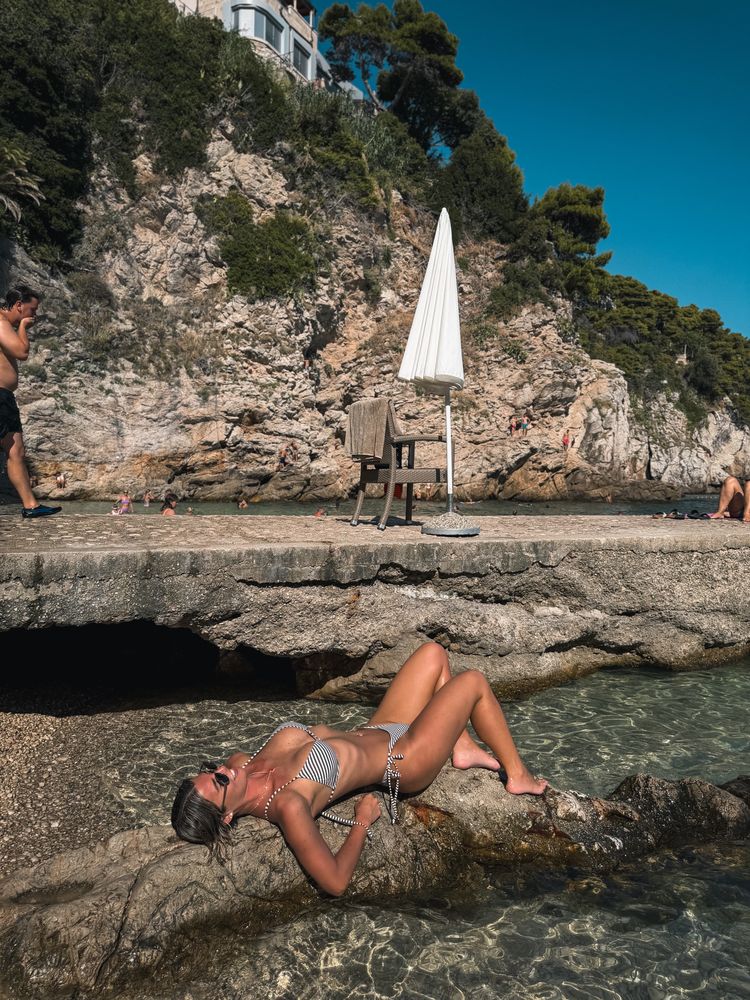 Desde Croacia, Sara Sklate disfrutó de sus vacaciones y se adelantó a la tendencia "polka dots" con un bikini estampado