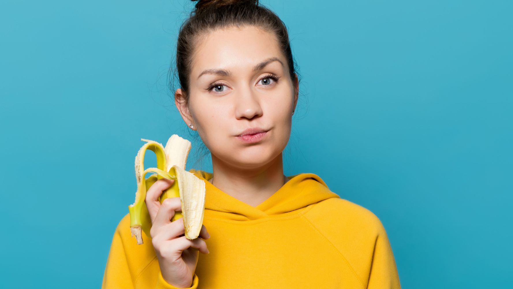 La banana aporta energía rápida, potasio, vitamina B6, vitamina C y fibra.