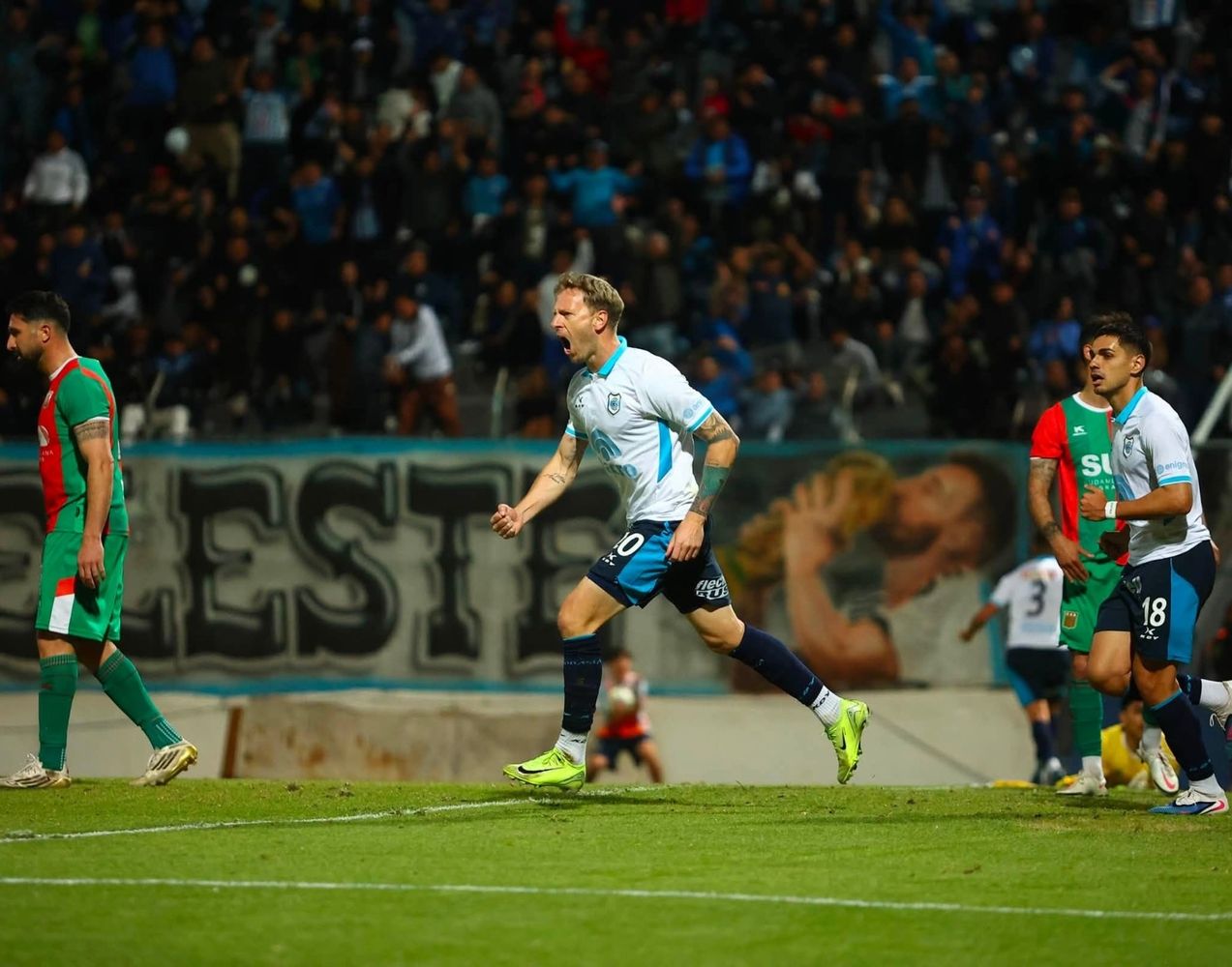 Cristian Menéndez convirtió el gol del "Lobo" a los 23 minutos del segundo tiempo, aprovechando un remate cruzado de Endrizzi que se desvió y lo encontró solo debajo del arco, en el tanto que puso a Gimnasia a un paso de recuperar la cima compartida de la Zona B.