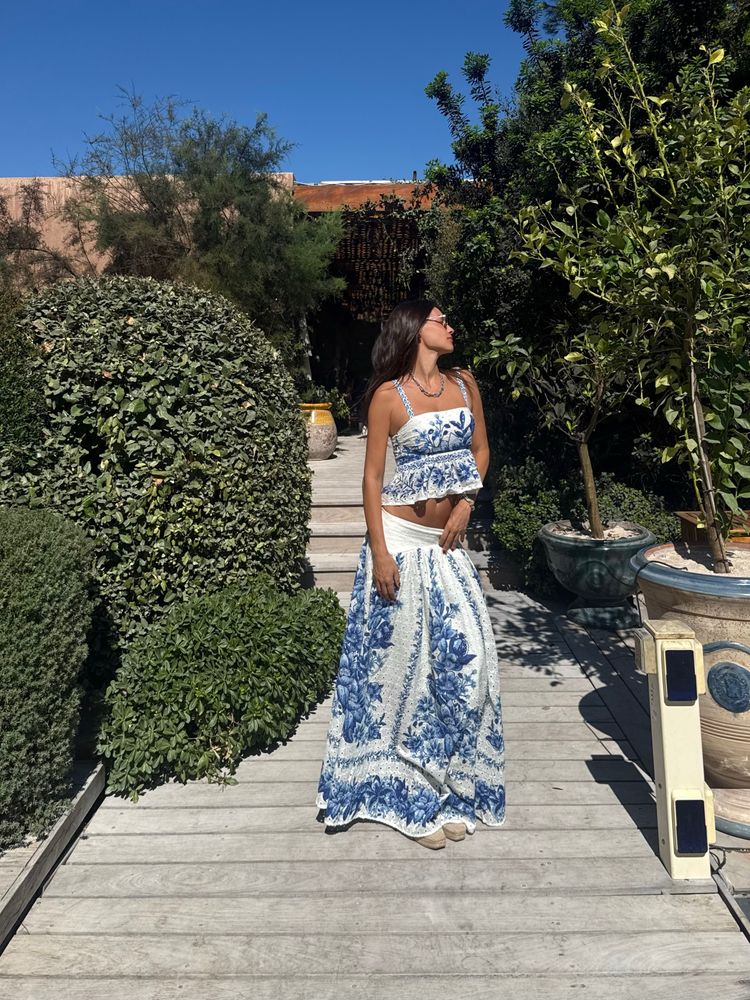 Pampita dio cátedra de estilo con un look veraniego de dos piezas con estampado "toscano" y marcó tendencia