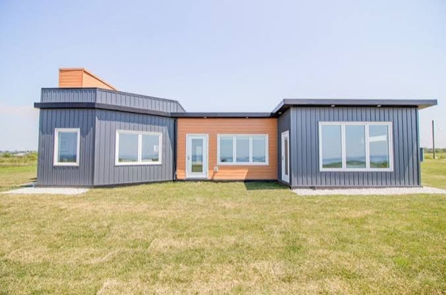Construyeron una casa con botellas recicladas.