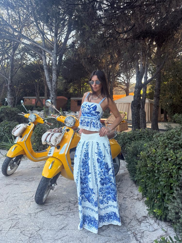 Pampita dio cátedra de estilo con un look veraniego de dos piezas con estampado "toscano" y marcó tendencia