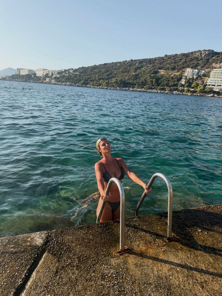 Desde Croacia, Sara Sklate disfrutó de sus vacaciones y se adelantó a la tendencia "polka dots" con un bikini estampado
