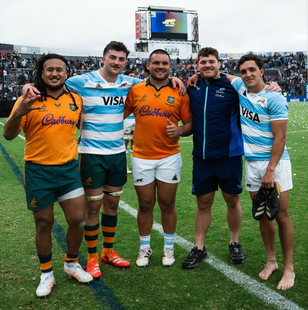 Finalizado en Jujuy el juego entre Pumas y Wallabies, los protagonistas del encuentro ponen de manifiesto uno de los principales valores del rugby: la confraternidad. A la izquierda, Brandon Paenga-Amosa, en el abrazo con jugadores argentinos.