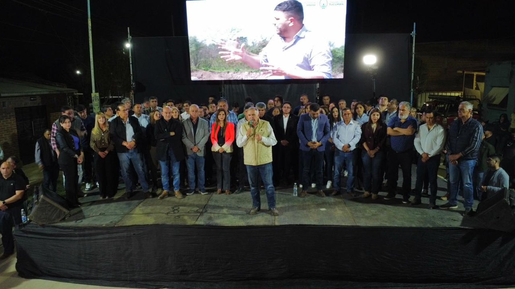 Un amplio grupo de intendentes y legisladores acompañó la recorrida por el departamento de Simoca.
