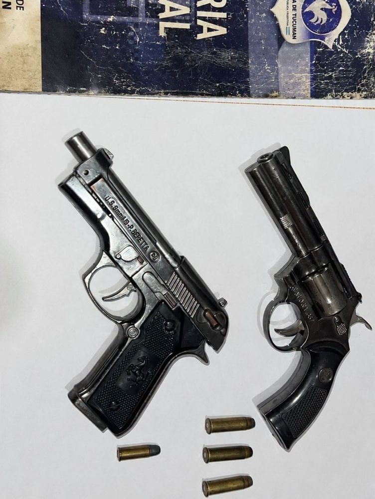 Efectivos de la Comisaría Seccional 12° hallaron una pistola y un revólver en el domicilio allanado.