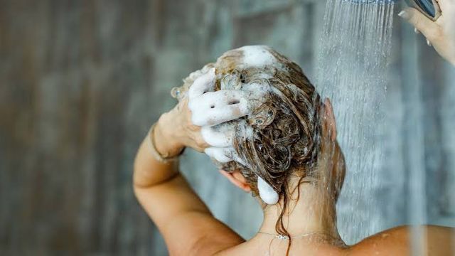 Colocar una cucharada de azúcar en el shampoo: para qué sirve y por qué lo recomiendan