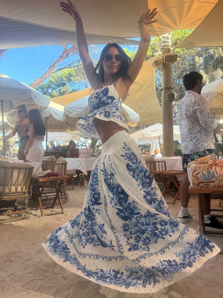 Pampita dio cátedra de estilo con un look veraniego de dos piezas con estampado "toscano" y marcó tendencia