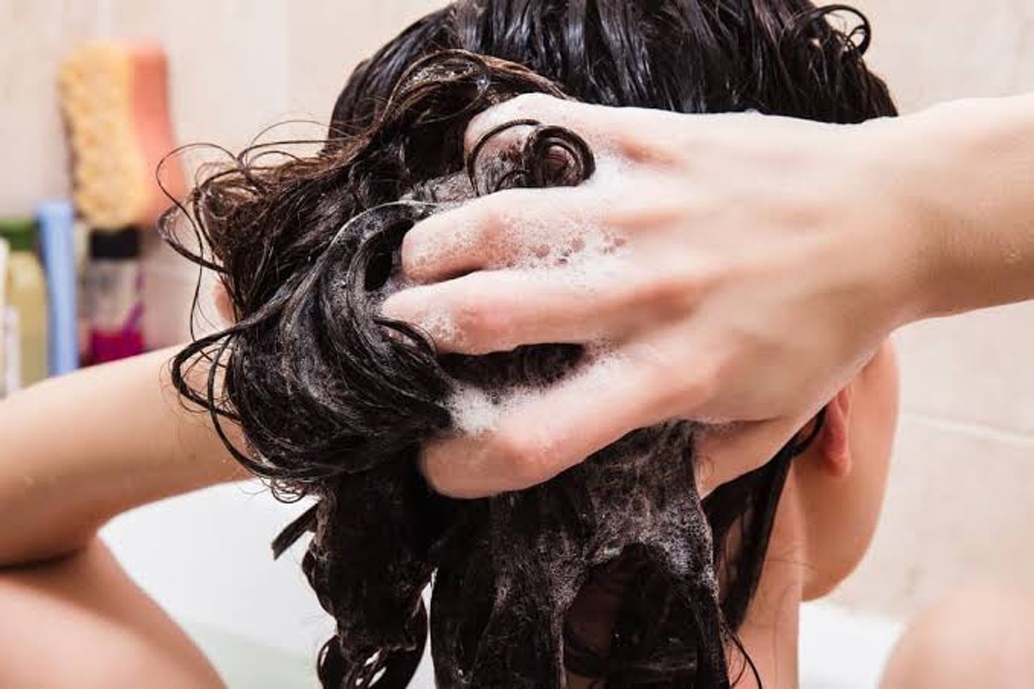 Colocar una cucharada de azúcar en el shampoo: para qué sirve y por qué lo recomiendan