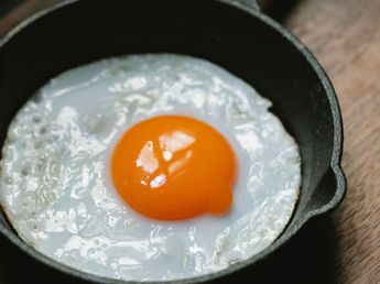El truco para evitar que el aceite salpique al hacer un huevo frito: solo necesitas una pizca de este ingrediente