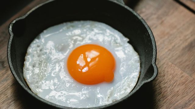El truco para que el aceite no salpique cuando fritas un huevo.
