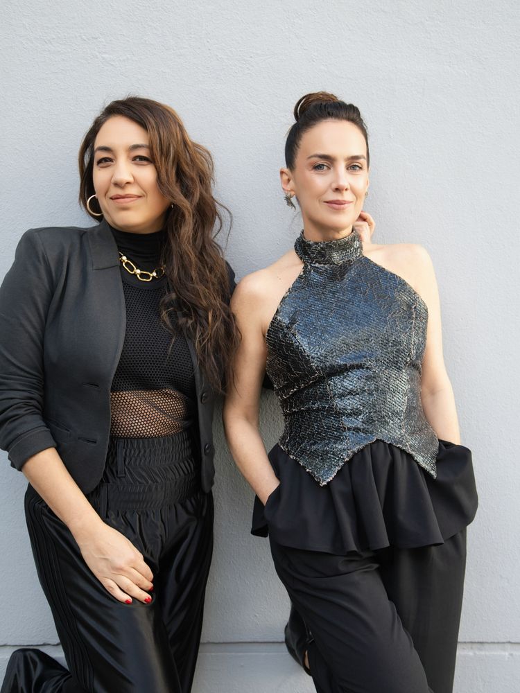 Cuello "halter" y tejido estilo reptil: Jazmín Stuart marcó la tendencia de la próxima temporada con un look total black