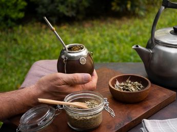 ¿La yerba mate tiene magnetismo? La teoría viral que fue analizada por un especialista
