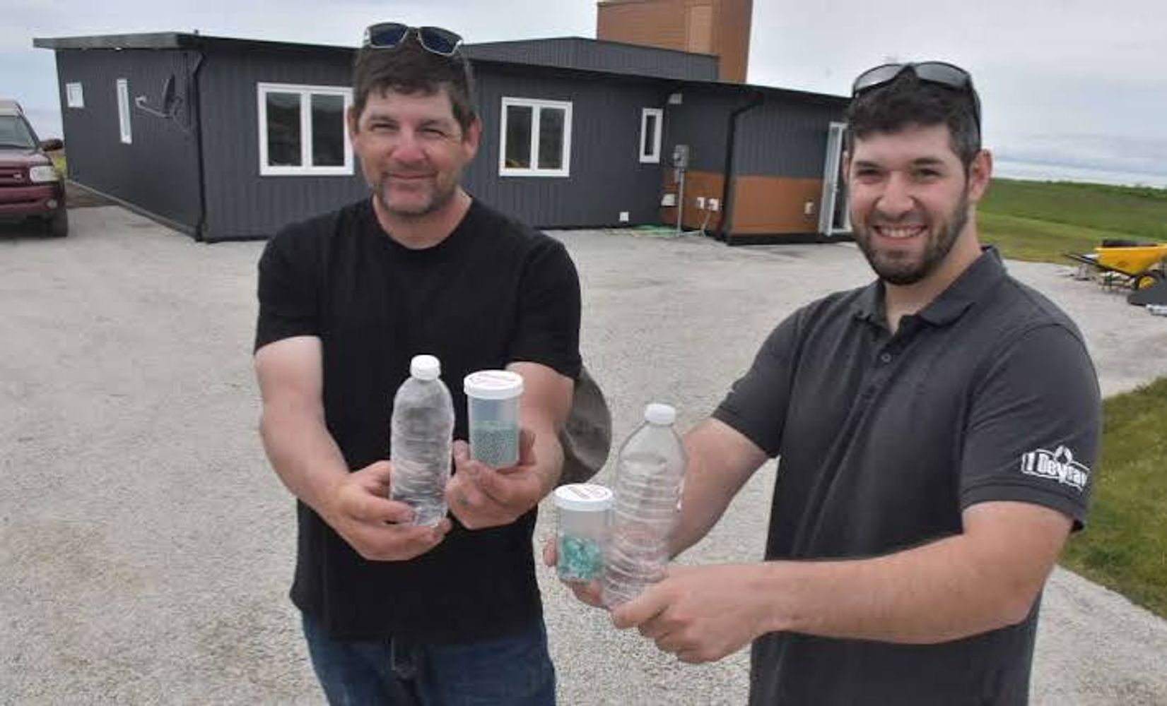 Construyeron una casa con botellas recicladas.