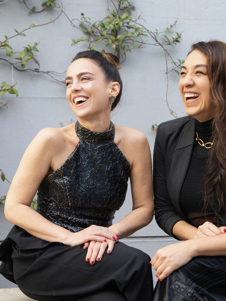 Cuello "halter" y tejido estilo reptil: Jazmín Stuart marcó la tendencia de la próxima temporada con un look total black
