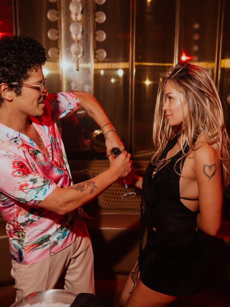 Descubrieron a Karol G y Bruno Mars saliendo juntos de un hotel y estallaron los rumores de romance