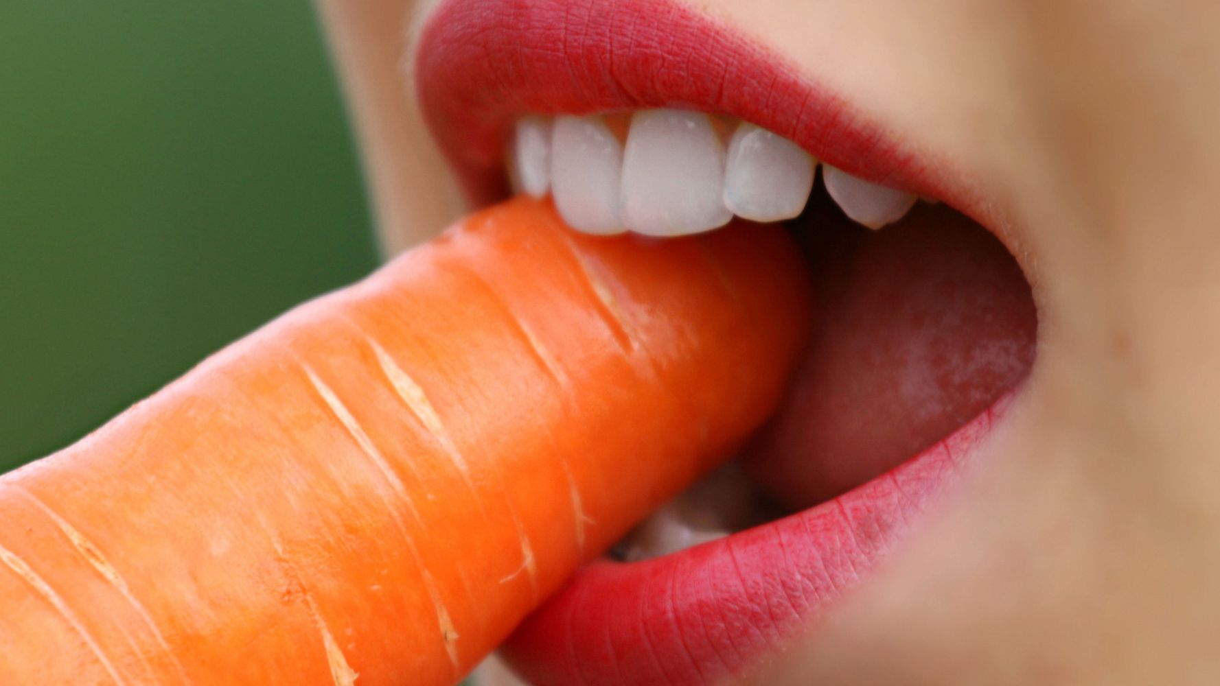 Comer zanahoria.