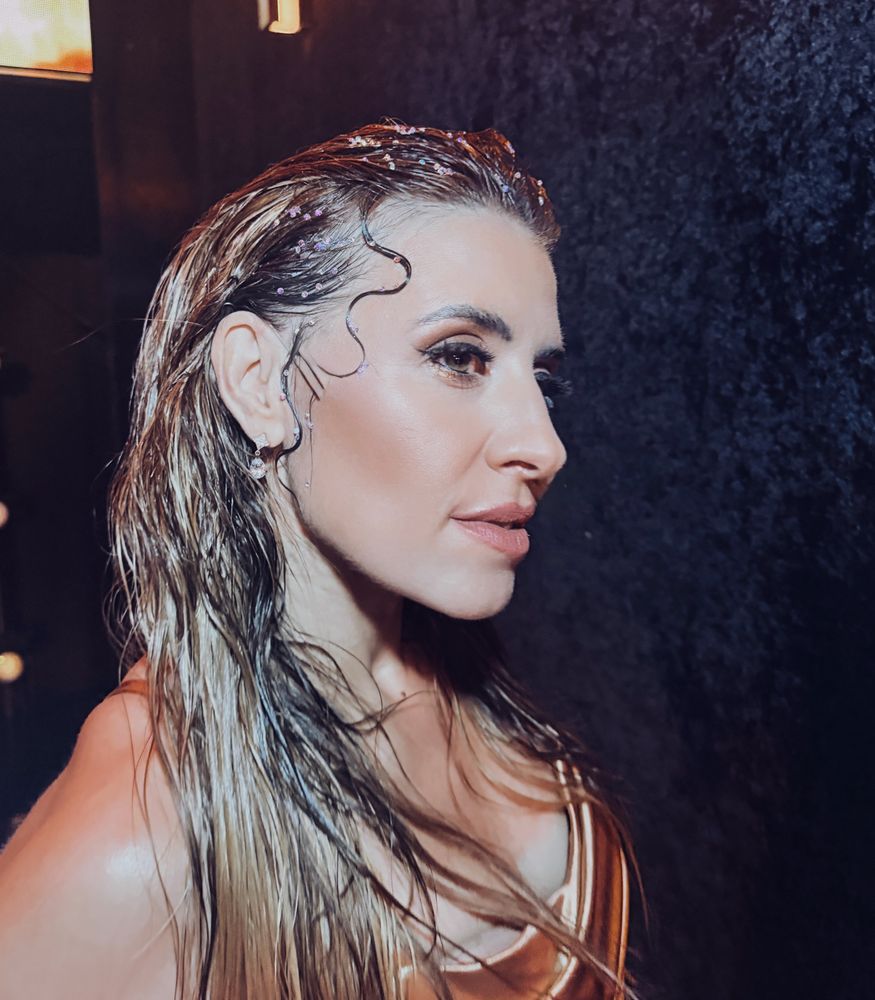 Mariana Brey se sumó a la tendencia del "wet look" y arrasó con un vestido drapeado color bronce