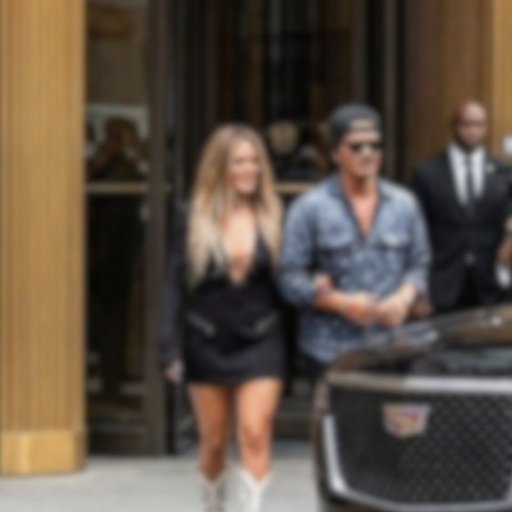Descubrieron a Karol G y Bruno Mars saliendo juntos de un hotel y estallaron los rumores de romance