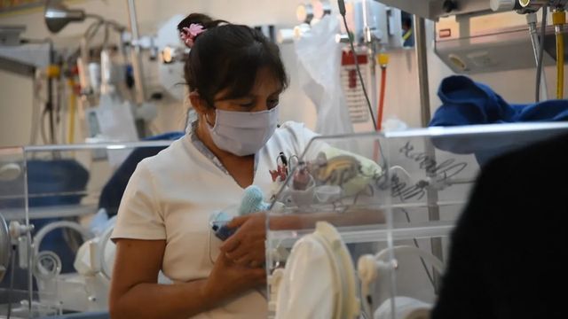 Un nacimiento se considera prematuro cuando se produce antes de la semana 37 de gestación, es decir, cuando el bebé no completó su desarrollo dentro del útero materno.