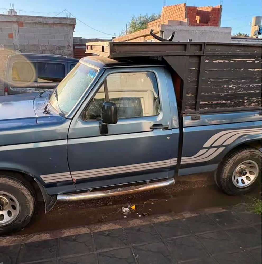 La camioneta Ford F100 modelo 1993.