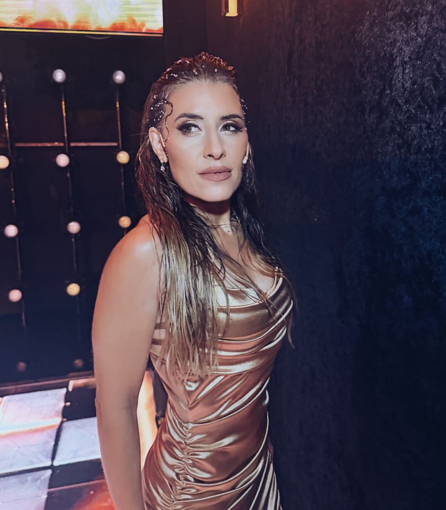 Mariana Brey se sumó a la tendencia del "wet look" y arrasó con un vestido drapeado color bronce
