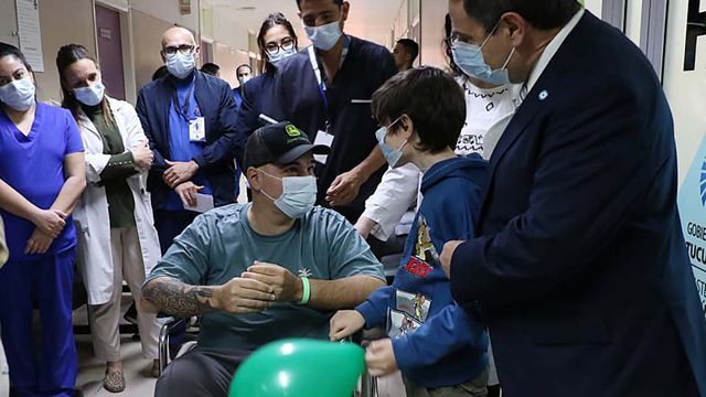 El paciente, diagnosticado con linfoma no Hodgkin, dejó el Hospital Néstor Kirchner tras un trasplante autólogo de médula ósea.