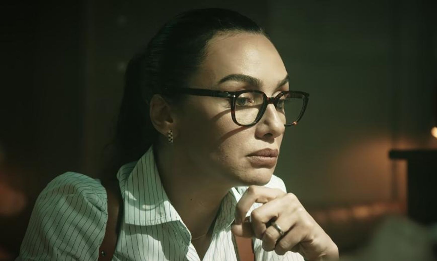Birce Akalay interpreta a la inspectora Önem Özülkü.