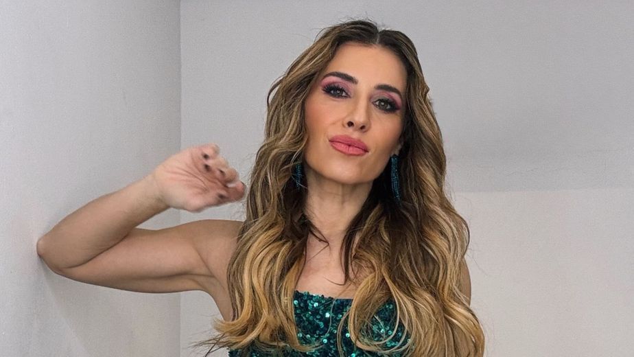 Mariana Brey se sumó a la tendencia del "wet look" y arrasó con un vestido drapeado color bronce