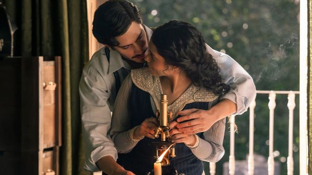 La ficción está ambientada en el México previo a la Revolución Mexicana.