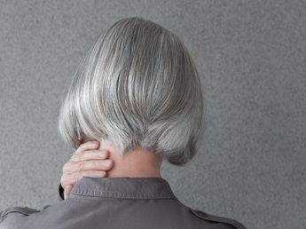 Los peluqueros expertos coinciden: "Si tienes canas y quieres ganar volumen sin frizz, un buen corte de pelo puede cambiarlo todo"