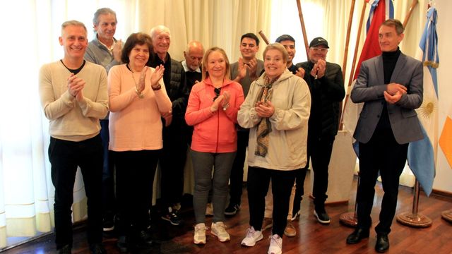 El intendente Esteban Avilés junto a integrantes de la Comisión de Identidad Carlospacense.