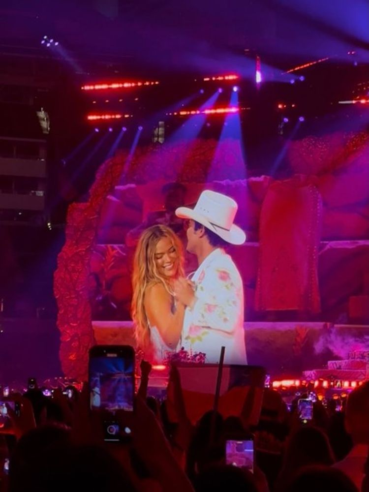 Descubrieron a Karol G y Bruno Mars saliendo juntos de un hotel y estallaron los rumores de romance
