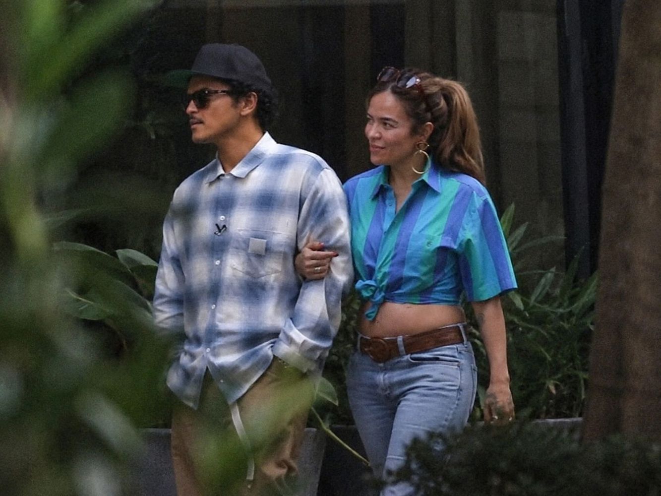 Descubrieron a Karol G y Bruno Mars saliendo juntos de un hotel y estallaron los rumores de romance