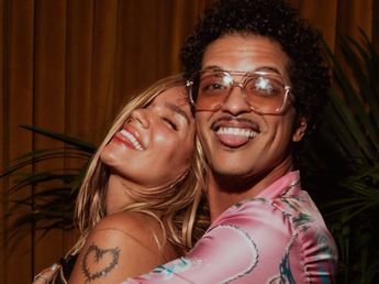 Descubrieron a Karol G y Bruno Mars saliendo juntos de un hotel y estallaron los rumores de romance