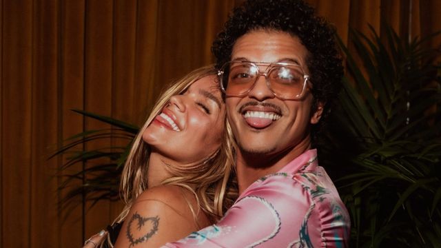 Descubrieron a Karol G y Bruno Mars saliendo juntos de un hotel y estallaron los rumores de romance