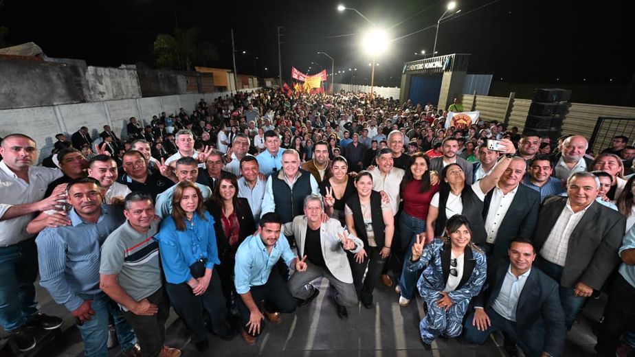 Además de la obra del cementerio, el gobernador destacó la llegada de la universidad pública a la ciudad y las políticas deportivas municipales.