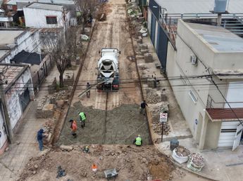 Reconstruyen una calle desde la base y reutilizarán los adoquines: qué cambia con la obra