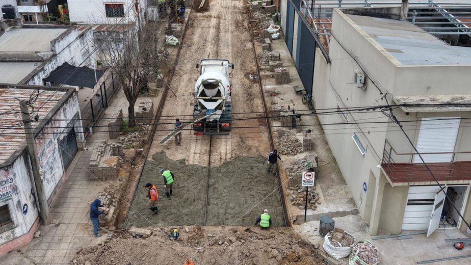 Reconstruyen una calle desde la base y reutilizarán los adoquines: qué cambia con la obra