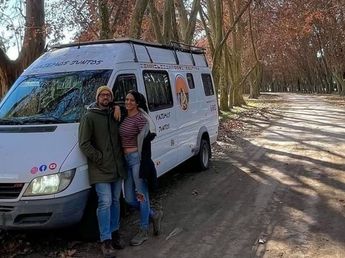 Una pareja argentina vendió sus pertenencias y conoció el mundo como mochileros: ahora buscan recorrer el país en motorhome