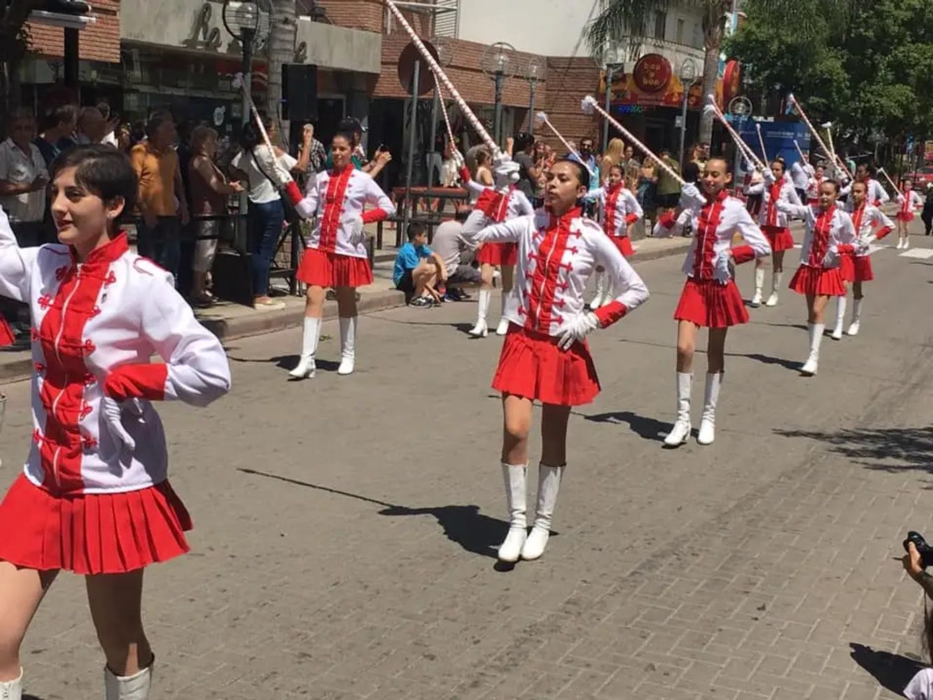 Las tradicionales bastoneras del IESS, uno de los símbolos históricos de la institución.