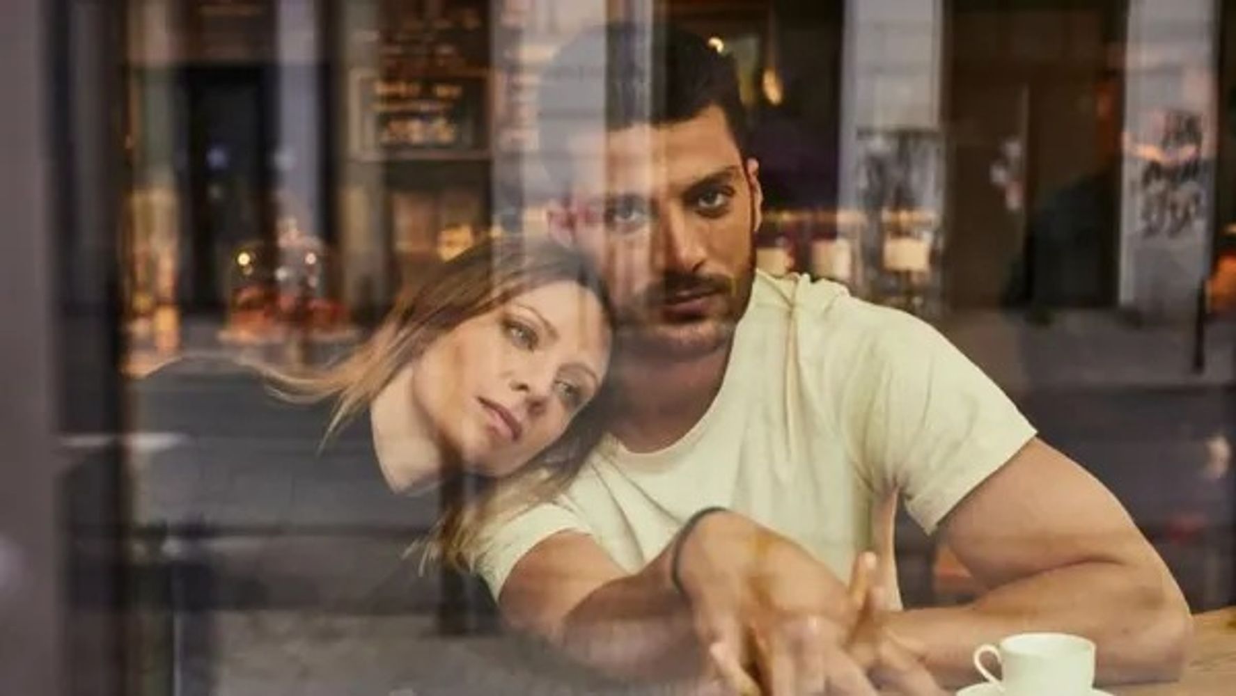 Simone Susinna protagoniza “De vuelta al deseo”, una película de romance y erotismo.