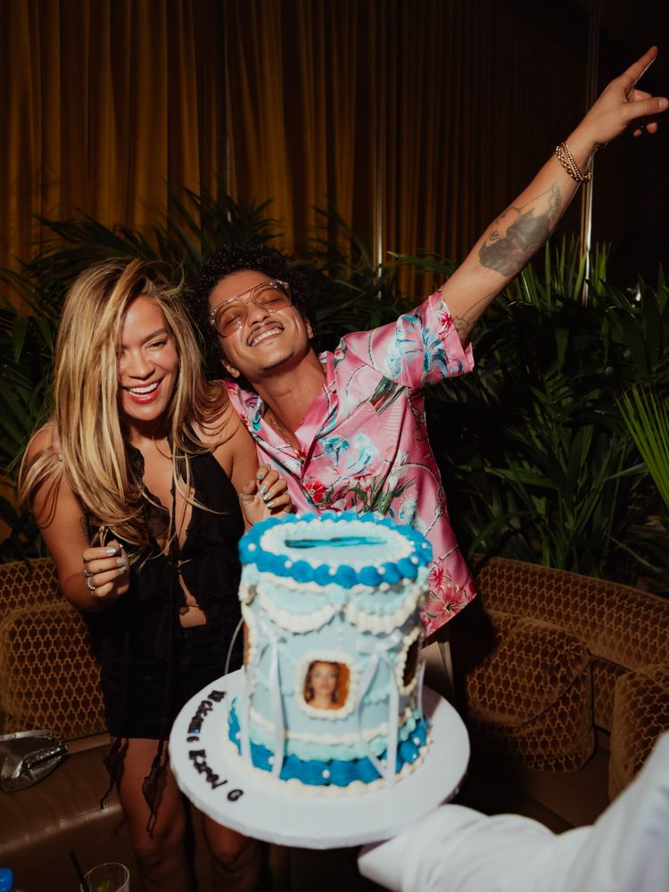 Descubrieron a Karol G y Bruno Mars saliendo juntos de un hotel y estallaron los rumores de romance