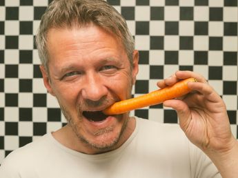 La ciencia revela cómo comer zanahoria para reducir el colesterol malo y proteger el corazón pasados los 60 años