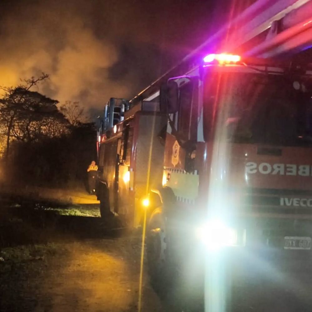 Bomberos, personal de la Comisaría Cuarta y efectivos de la Patrulla Motorizada trabajaron durante la noche en Octaviano Vera y autopista.