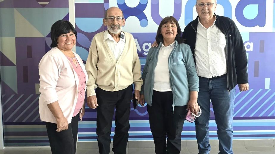 El ingeniero Juan Carlos García, presidente del Directorio de Agua Potable de Jujuy S.E., recibió en las oficinas de la empresa a las autoridades del centro vecinal del barrio San Guillermo II.